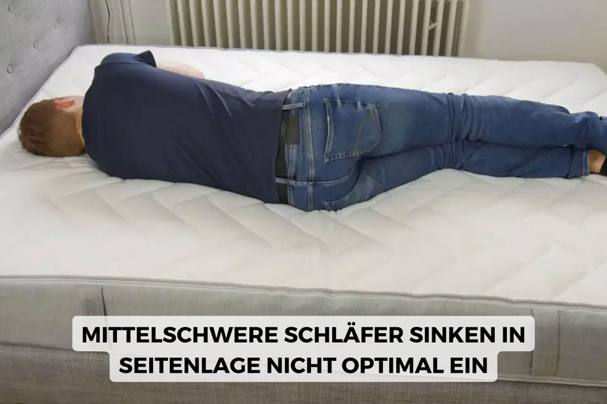 Hilding Pure Onecore mit Probeschläfer auf der Seite